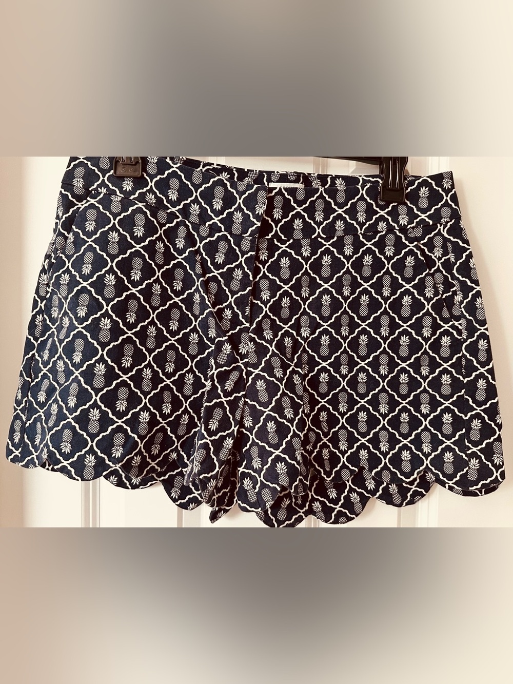 Crown & Ivy Shelby Scalloped Hem Pineapple Print Shorts. Navy & white